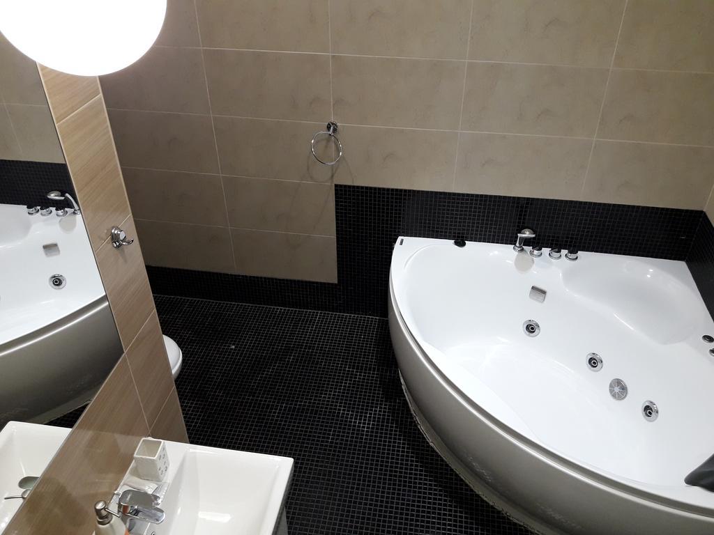 Kreschatik 21 With Terrace 2Br Kiev Luaran gambar
