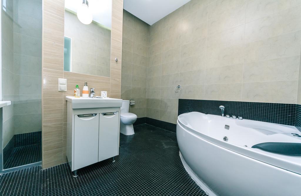 Kreschatik 21 With Terrace 2Br Kiev Luaran gambar